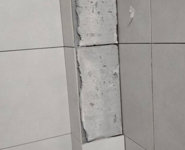 怀安瓷砖空鼓维修公司分享下瓷砖施工前基层浇水润湿程度不足，可能导致以下问题